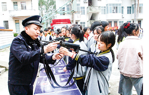 学生观摩枪支。