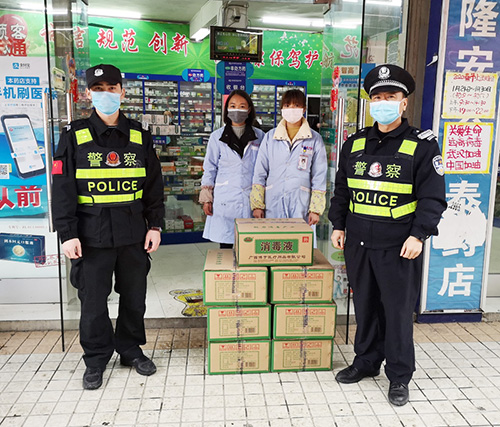 民警收到爱心药店捐赠的消毒用品。