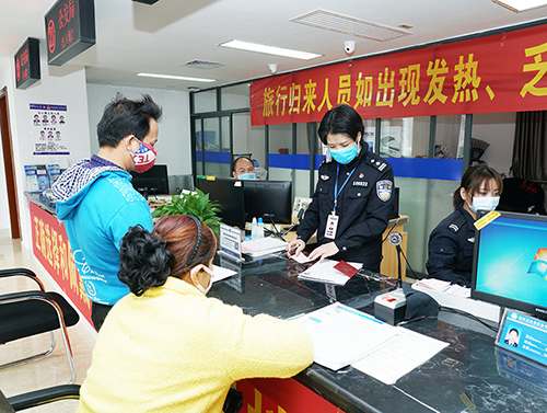 工作人员在为群众办理出入境证件。