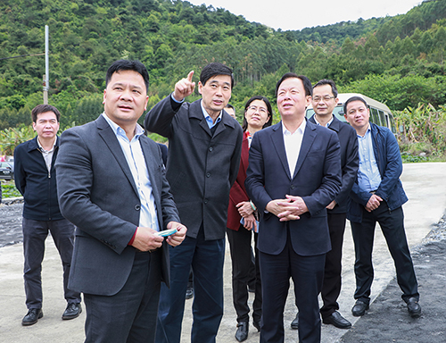 徐绍川（右三）在东信村富凤鸡产业扶贫示范园调研。