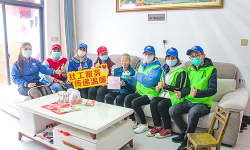 志愿者为留守老人过生日。