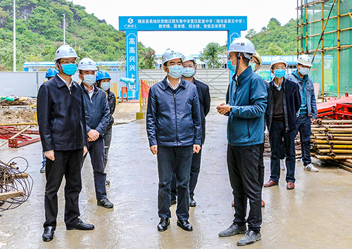 杨维超（左四）在县第五中学建设工地了解项目建设情况。