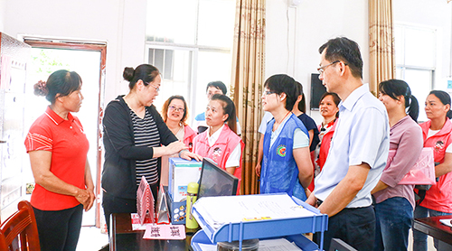 刘咏梅主席（左二）在陇割村委与当地妇女亲切交流。（陆明利　摄）.JPG