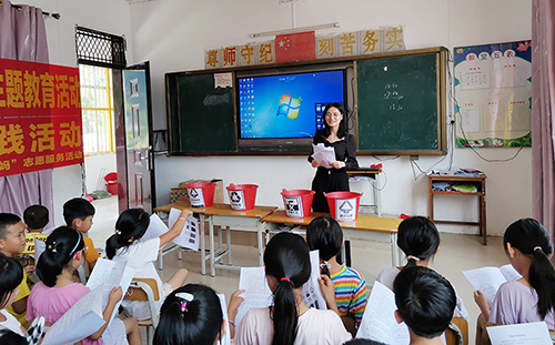 “环保妈妈”教同学们将垃圾分类。