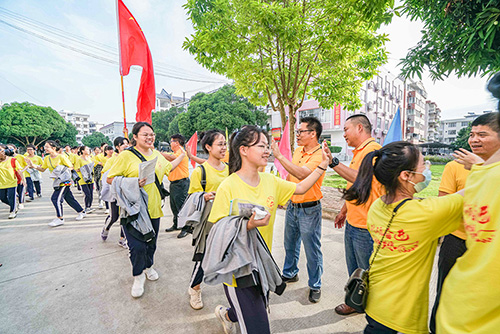 老师为考生加油打气。（潘 华　摄）