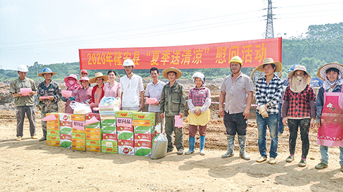 县总工会慰问组到农民工创业园建设工地慰问。