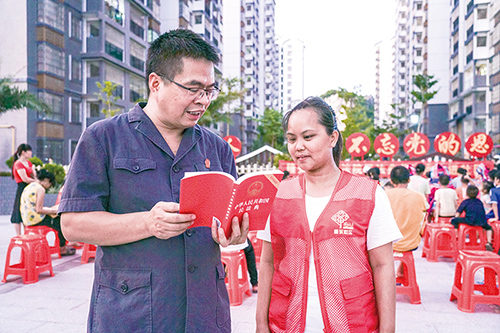 法官向群众解读《民法典》的重大意义和社会作用。