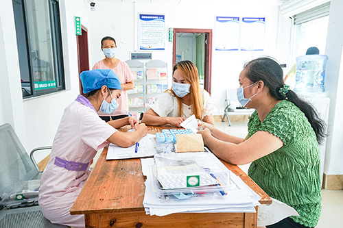 医护人员为妇女免费咨询。