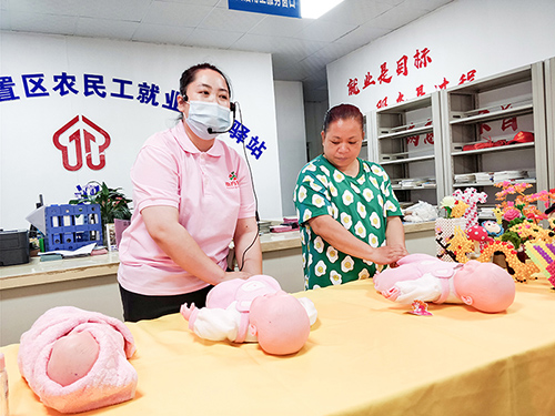 育婴培训让贫困妇女学会新技能。