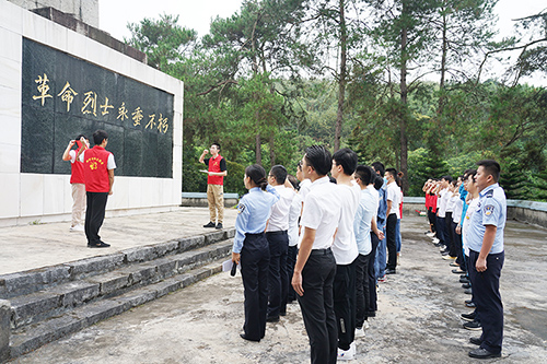 青年团员重温誓词。