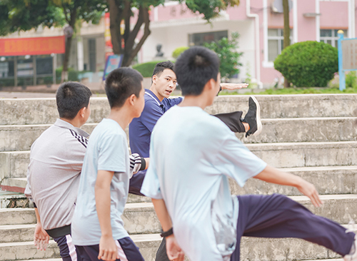 隆安中学教师黄国超。