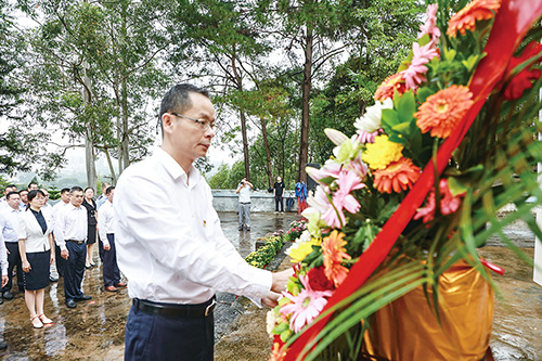 吴朝晖仔细整理花篮缎带，一朵朵芬芳吐艳的鲜花寄托着对人民英雄的深切缅怀和崇高敬意。（何宏生　摄）