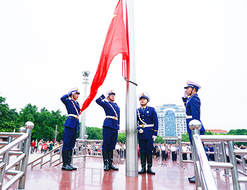 庄严的升国旗仪式。