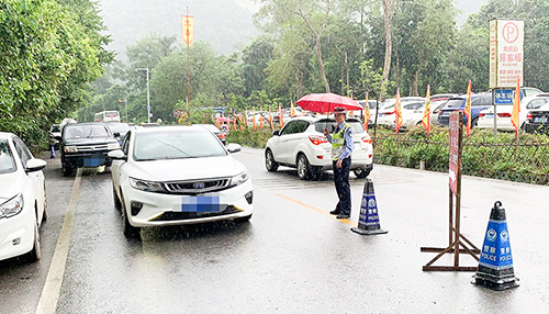 民警在景区前疏导交通。