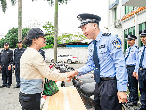 警方将被盗财物发还到失主手中。