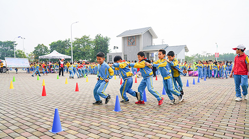 学生们积极参与到团体游戏中。