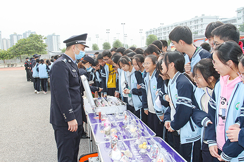 民警向同学们普及安全防范知识。