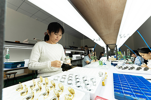 隆安县宝翰时辉钟表厂生产车间。（陈建倬  摄）