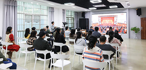 县委宣传部干部职工一同收听收看大会。（陆礼彤　摄）