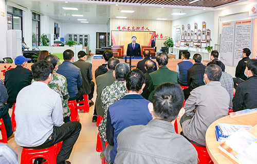 震东社区组织搬迁居民观看大会。（邓 斌　摄）