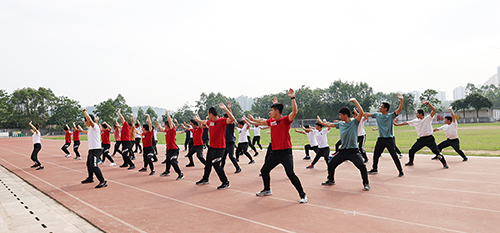 教师们进行武术操测试。