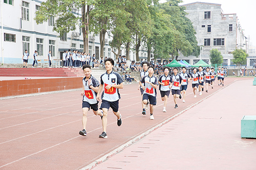 男子1000米跑测试。（邓 斌　摄）