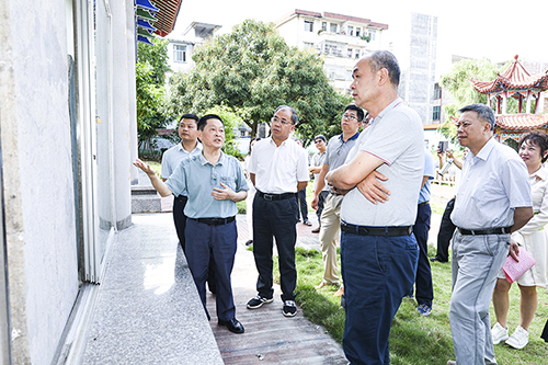 调研组实地调研隆安中学王阳明碑文遗址。（黄永福　摄）