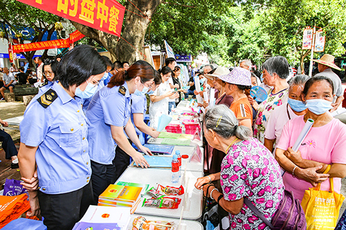 工作人员向群众宣传食品安全知识。