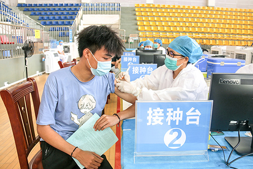 学生在接种新冠疫苗。