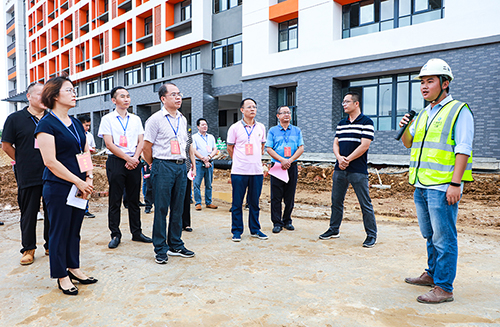 区市人大代表实地调研县农民工创业园配套中小学建设项目点。