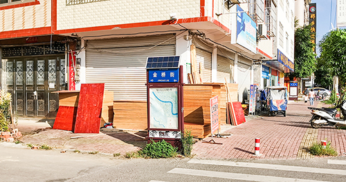 金桥街东路口大量建材占道摆放。