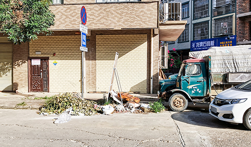 金塔街生活垃圾和建筑垃圾乱堆放。
