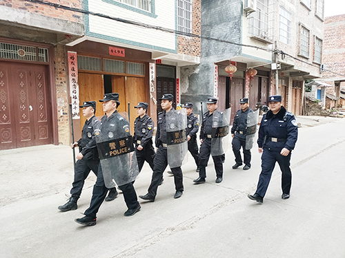 特巡警大队及辖区派出所民警、协警开展武装巡逻防控。