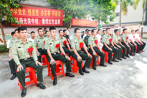 退役士兵光荣返乡。（何宏生　摄）