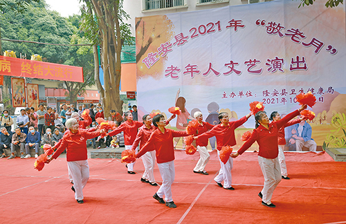 老人们为现场观众表演欢快优美的舞蹈。（邓 斌 摄）