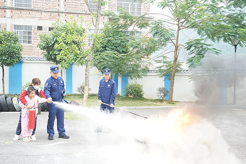 老师带学生体验灭火。