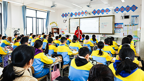 新阳中路学校的老师为师生们带来精彩的教学观摩课。