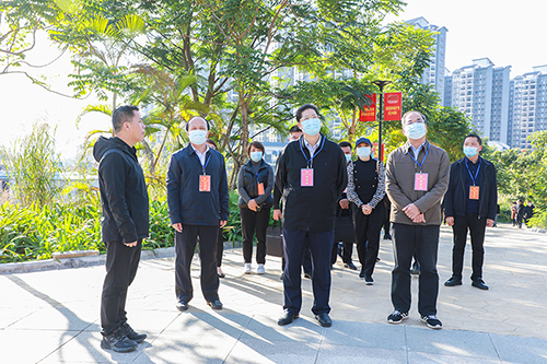 关礼在七一公园了解震东集中安置区文体配套设施建设情况。