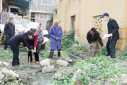 干警丈量土地、划分界限。