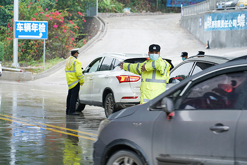 车流在民警指挥下井然有序。