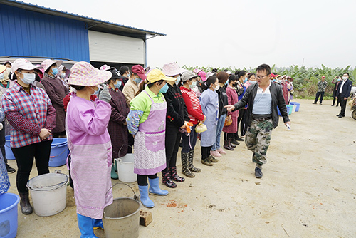 震东社区组织社区居民到企业基地务工。