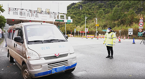 因燃油告急被迫驶出高速求助的百色号牌车辆。