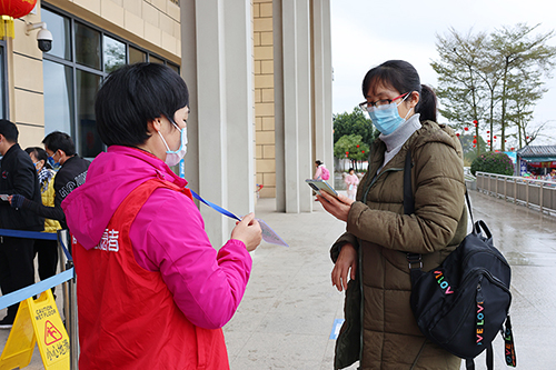 志愿者引导旅客扫码亮码。（欧文琪   摄）