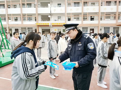 民警发放宣传折页。