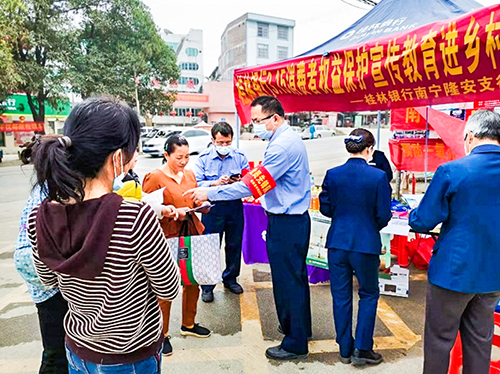 市场监管人员向消费者发放消费维权宣传资料。（马品勇　摄）