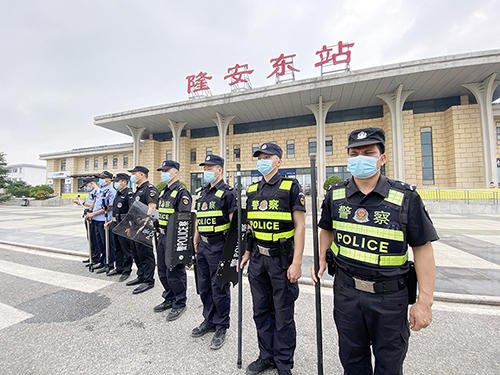 干警在隆安东站执勤。