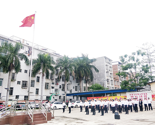 升旗仪式现场。（邓荣村  摄）