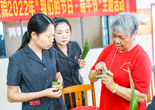 干警学习包粽子。