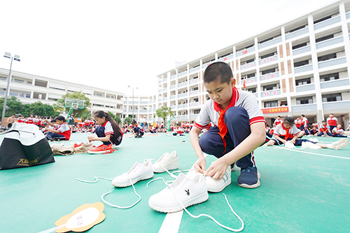 县第一小学系鞋带比赛引人关注。（陈建倬   摄）