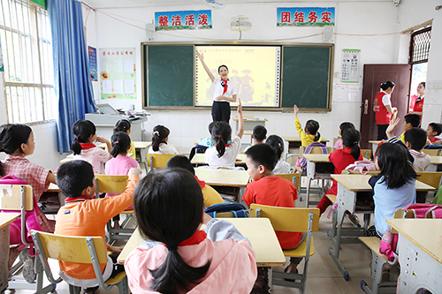 志愿者走进课堂和同学们一起欢度节日。（王 旭   摄）